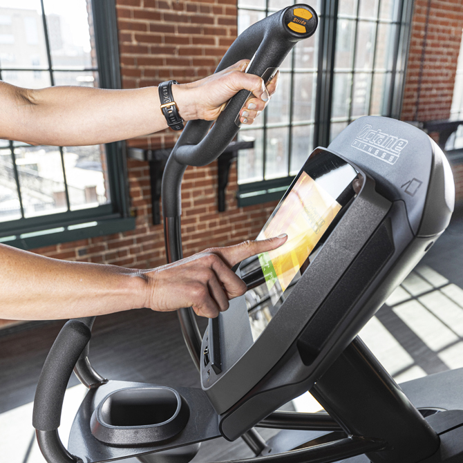 Trainierende mit der XT4700 Steh-Elliptical-Konsole