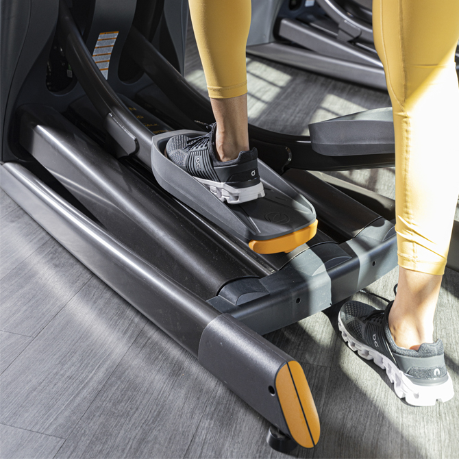 sur 'utilisateur marche les pédales L 'exerciseur elliptique XT4700。