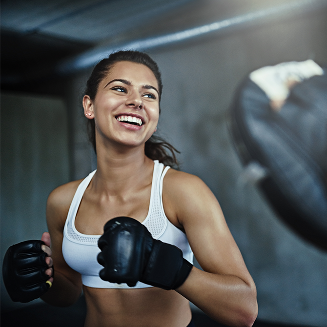 女人拳擊在健身房